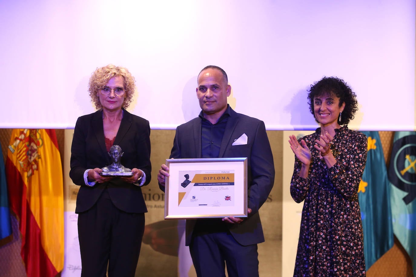 El Centro Asturiano de Oviedo reunió durante dos días todas las miradas de los profesionales de la moda asturiana, siendo la sede de la Fashion Week Asturias de este año. Tras un año complicado para el sector, en el que las ventas se redujeron considerablemente y no se pudieron realizar este tipo de eventos, Lourdes Iglesias, de Rassim's y directora de Fashion Week Asturias, volvía a mostrarse «contenta de volver a vernos las caras y celebrar este tipo de desfiles».