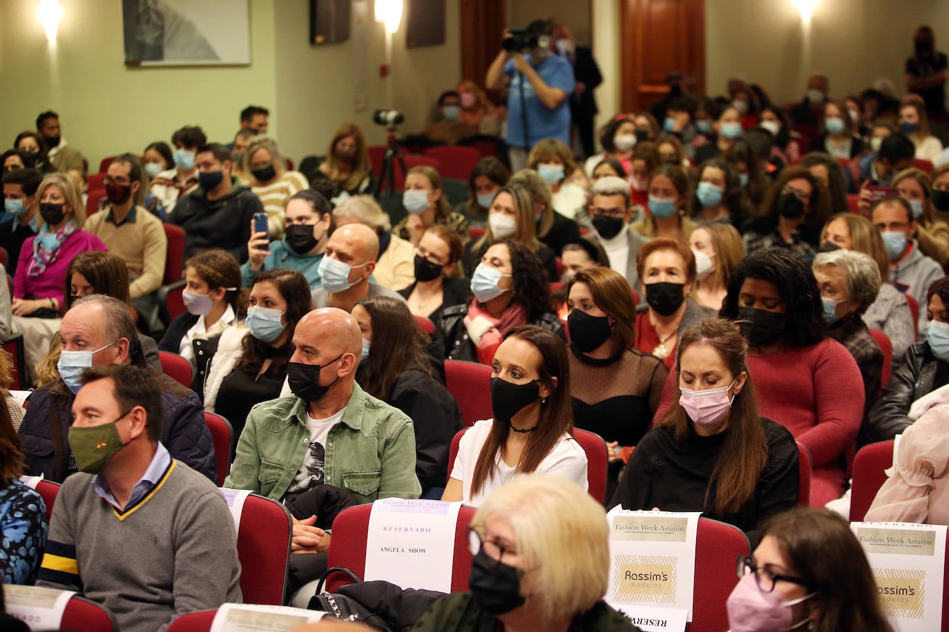 El Centro Asturiano de Oviedo reunió durante dos días todas las miradas de los profesionales de la moda asturiana, siendo la sede de la Fashion Week Asturias de este año. Tras un año complicado para el sector, en el que las ventas se redujeron considerablemente y no se pudieron realizar este tipo de eventos, Lourdes Iglesias, de Rassim's y directora de Fashion Week Asturias, volvía a mostrarse «contenta de volver a vernos las caras y celebrar este tipo de desfiles».