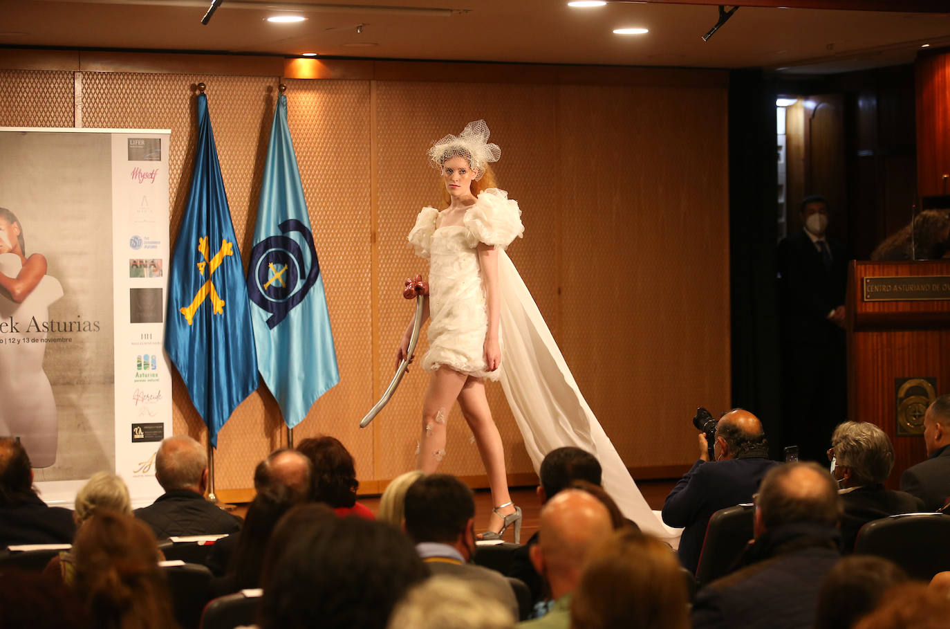 El Centro Asturiano de Oviedo reunió durante dos días todas las miradas de los profesionales de la moda asturiana, siendo la sede de la Fashion Week Asturias de este año. Tras un año complicado para el sector, en el que las ventas se redujeron considerablemente y no se pudieron realizar este tipo de eventos, Lourdes Iglesias, de Rassim's y directora de Fashion Week Asturias, volvía a mostrarse «contenta de volver a vernos las caras y celebrar este tipo de desfiles».