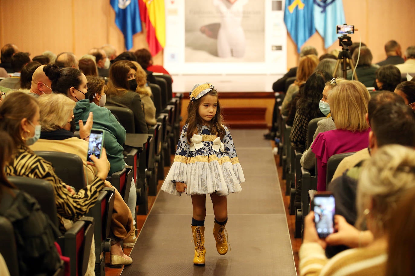 El Centro Asturiano de Oviedo reunió durante dos días todas las miradas de los profesionales de la moda asturiana, siendo la sede de la Fashion Week Asturias de este año. Tras un año complicado para el sector, en el que las ventas se redujeron considerablemente y no se pudieron realizar este tipo de eventos, Lourdes Iglesias, de Rassim's y directora de Fashion Week Asturias, volvía a mostrarse «contenta de volver a vernos las caras y celebrar este tipo de desfiles».