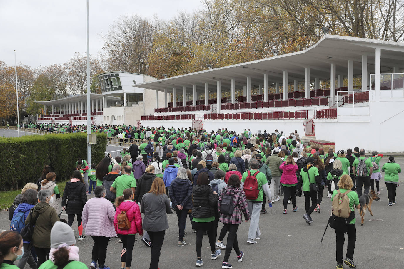 La Asociación Española contra el Cáncer (AECC) ha organizado marchas en Gijón y Avilés para que «la gente tome conciencia y colabore». El objetivo de la iniciativa es mejorar la calidad de vida de los enfermos de cáncer. 