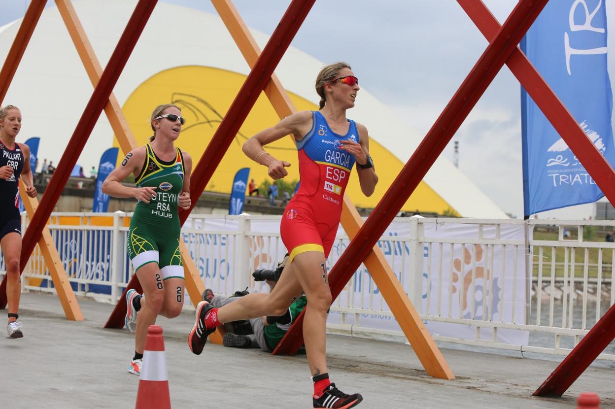 Una de las pruebas del Campeonato del Mundo de Duatlon, con el Niemeyer al fondo. 