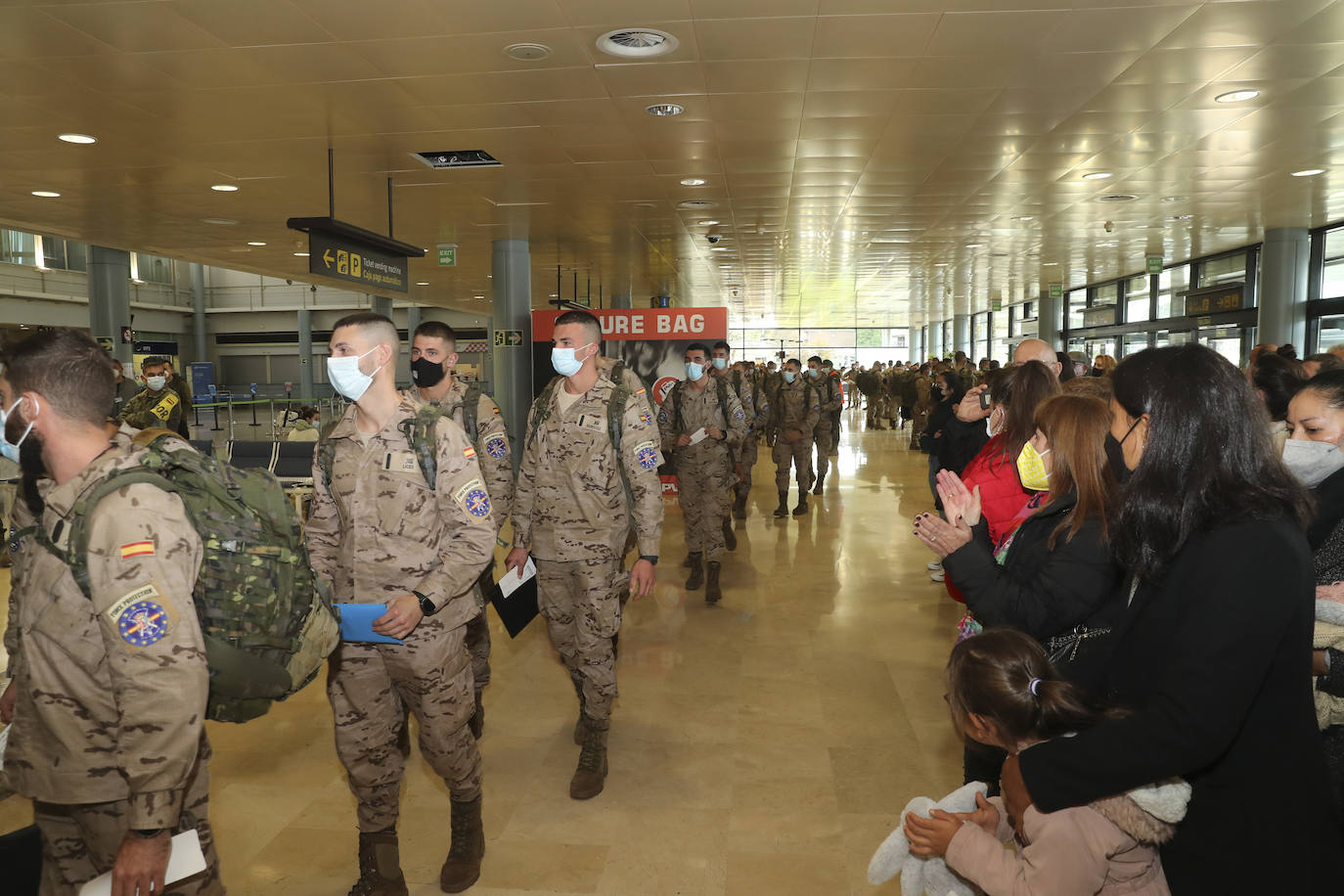 Los 220 soldados que instruirán al ejército de Mali ya han partido de Asturias. Sus familiares han querido acompañarlos para despedirlos entre aplausos y lágrimas. 