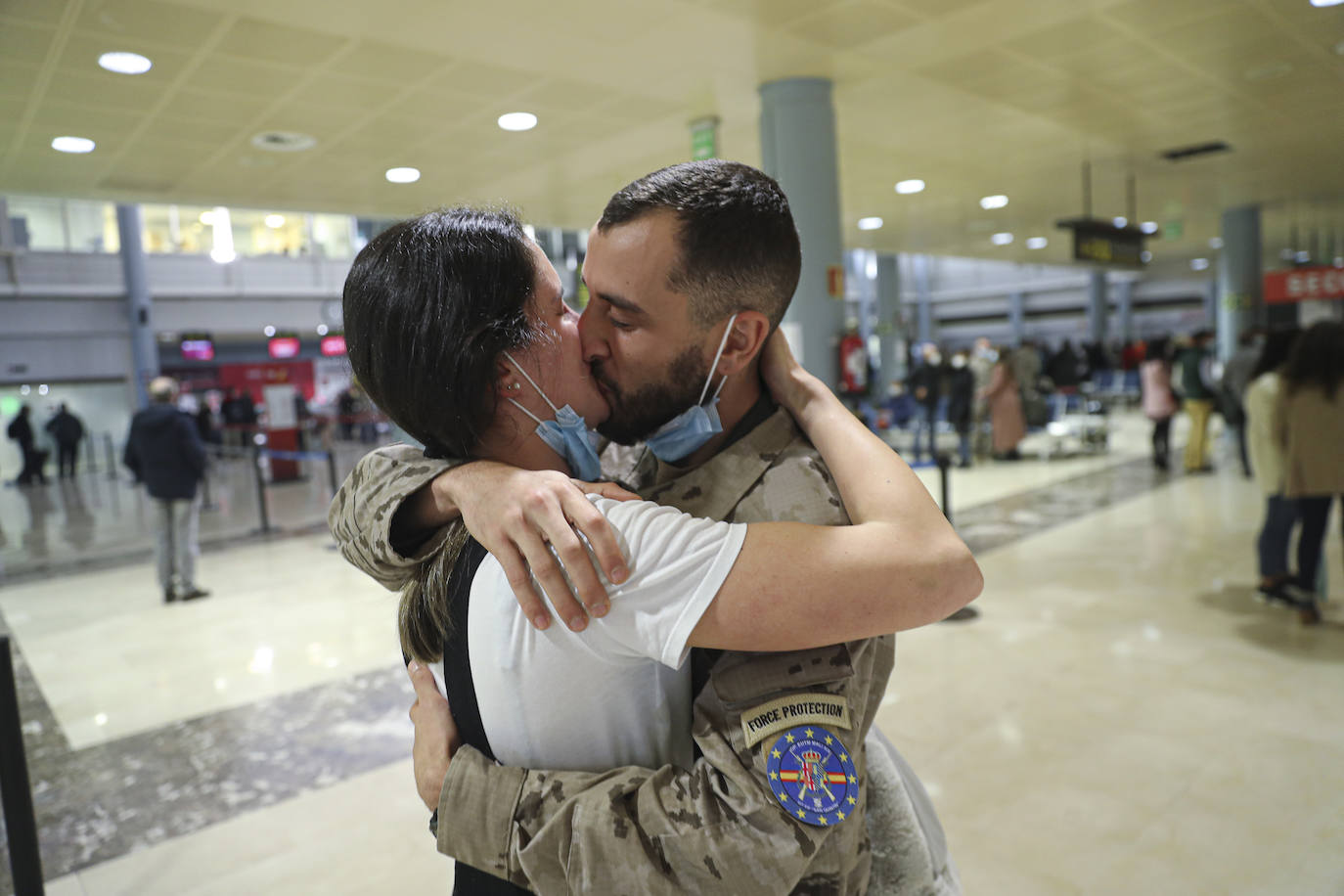 Los 220 soldados que instruirán al ejército de Mali ya han partido de Asturias. Sus familiares han querido acompañarlos para despedirlos entre aplausos y lágrimas. 