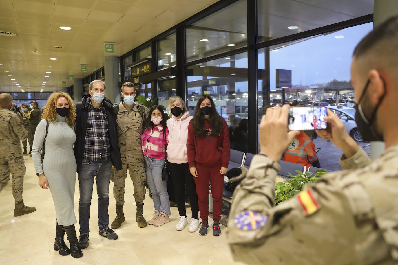 Los 220 soldados que instruirán al ejército de Mali ya han partido de Asturias. Sus familiares han querido acompañarlos para despedirlos entre aplausos y lágrimas. 