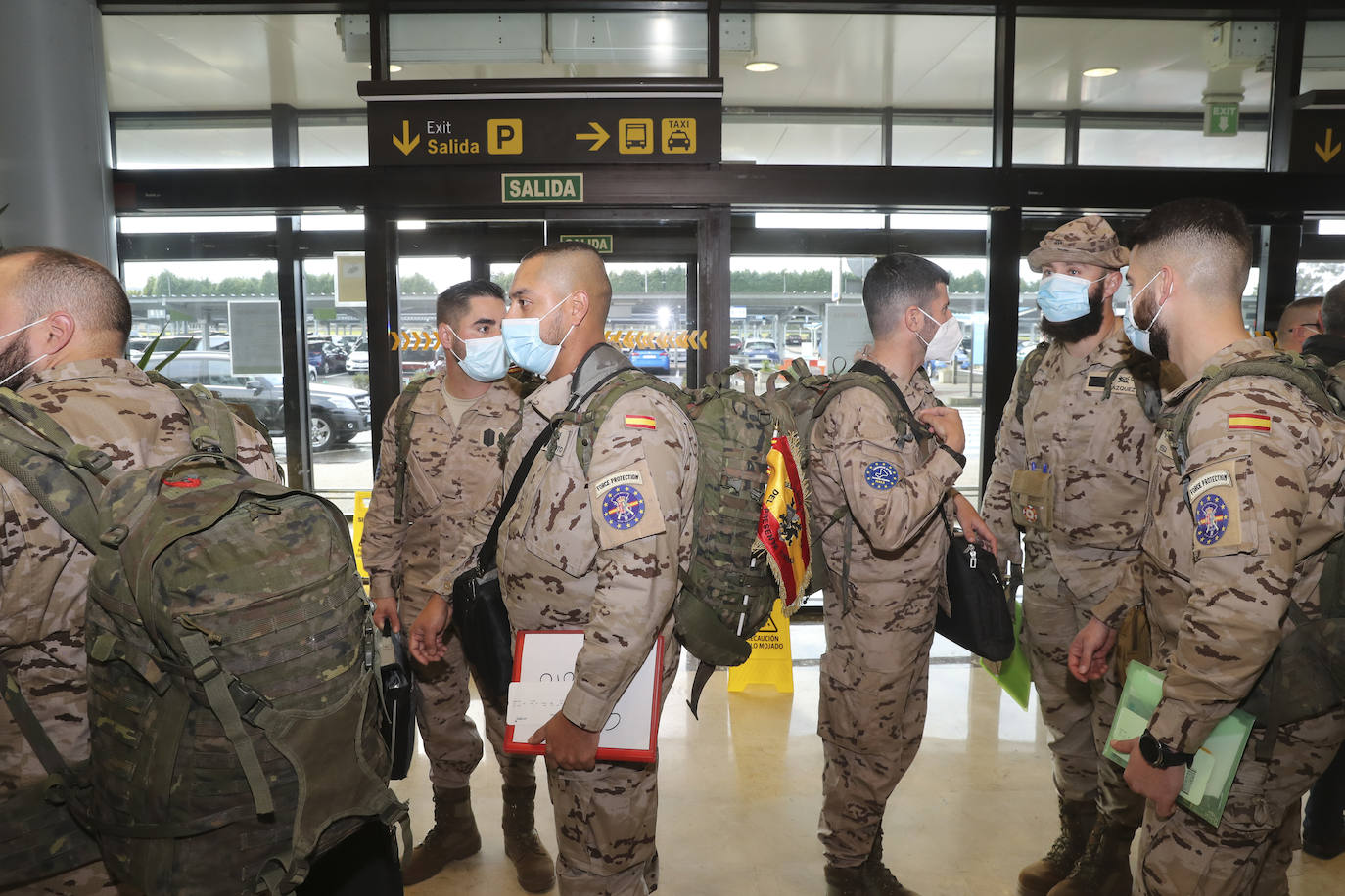 Los 220 soldados que instruirán al ejército de Mali ya han partido de Asturias. Sus familiares han querido acompañarlos para despedirlos entre aplausos y lágrimas. 