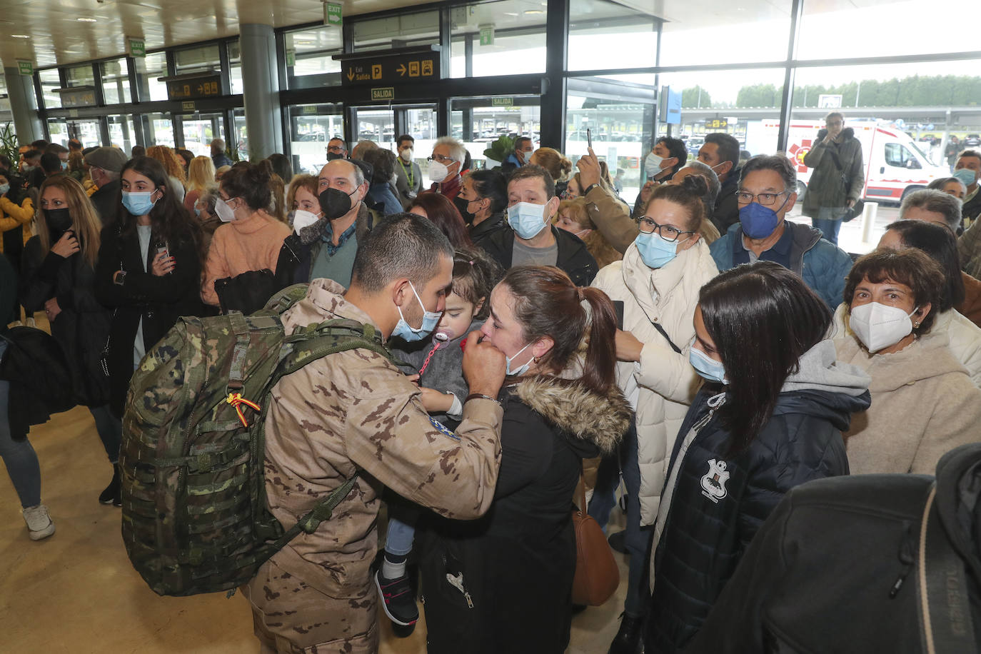 Los 220 soldados que instruirán al ejército de Mali ya han partido de Asturias. Sus familiares han querido acompañarlos para despedirlos entre aplausos y lágrimas. 