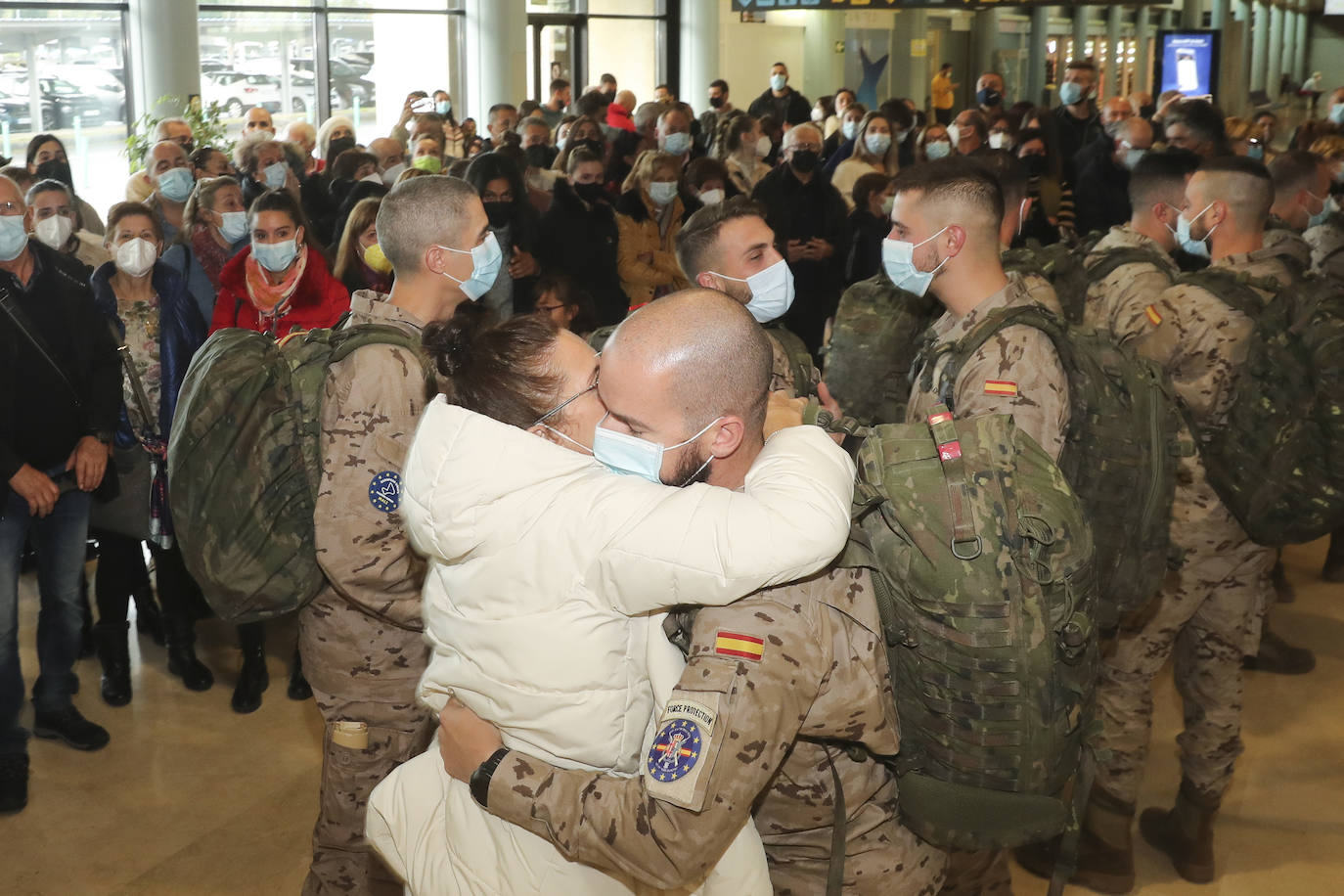 Los 220 soldados que instruirán al ejército de Mali ya han partido de Asturias. Sus familiares han querido acompañarlos para despedirlos entre aplausos y lágrimas. 