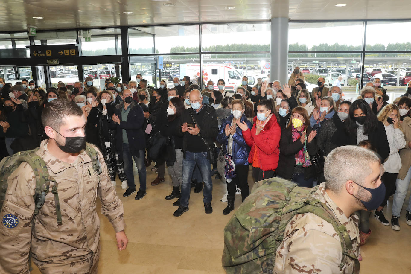 Los 220 soldados que instruirán al ejército de Mali ya han partido de Asturias. Sus familiares han querido acompañarlos para despedirlos entre aplausos y lágrimas. 