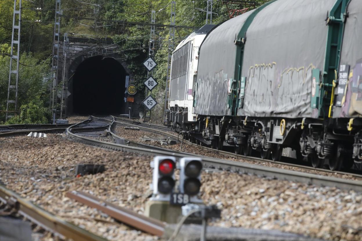 Un mercancías se dirige a un tunel de la rampa preparado para ir hasta 85 kilómetros por hora, pero ahora limitado a menos de 30. 