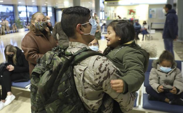 Imagen. Lágrimas y aplausos para despedir a los soldados que se van a Mali