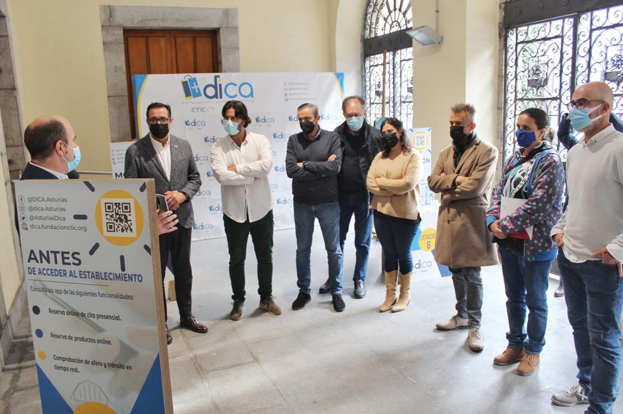 Presentación del demostrador en los soportales del Ayuntamiento. 