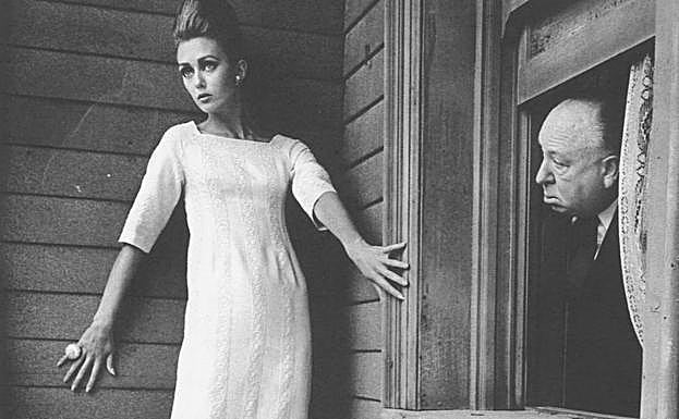 Alfred Hitchcock y Tippi Hedren,durante el rodaje de la película 'Los pájaros'.