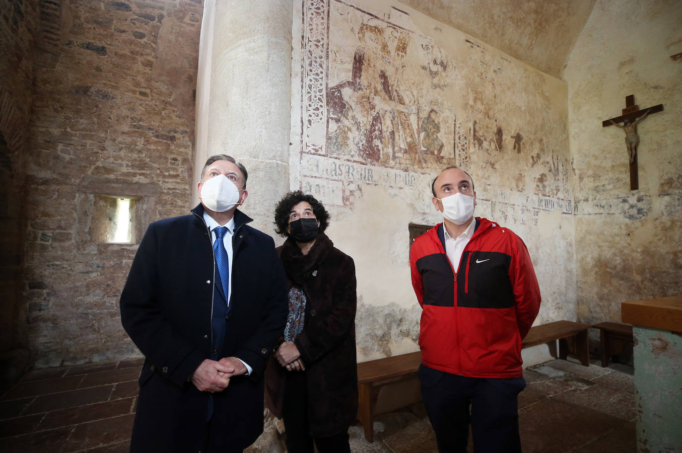 La consejera de Cultura anuncia que tras solucionar la estanqueidad del templo «solo tendríamos que realizar el mantenimiento normal». Junto a ella, el director general de Patrimonio, Pablo León y el alcalde de Oviedo, Alfredo Canteli.