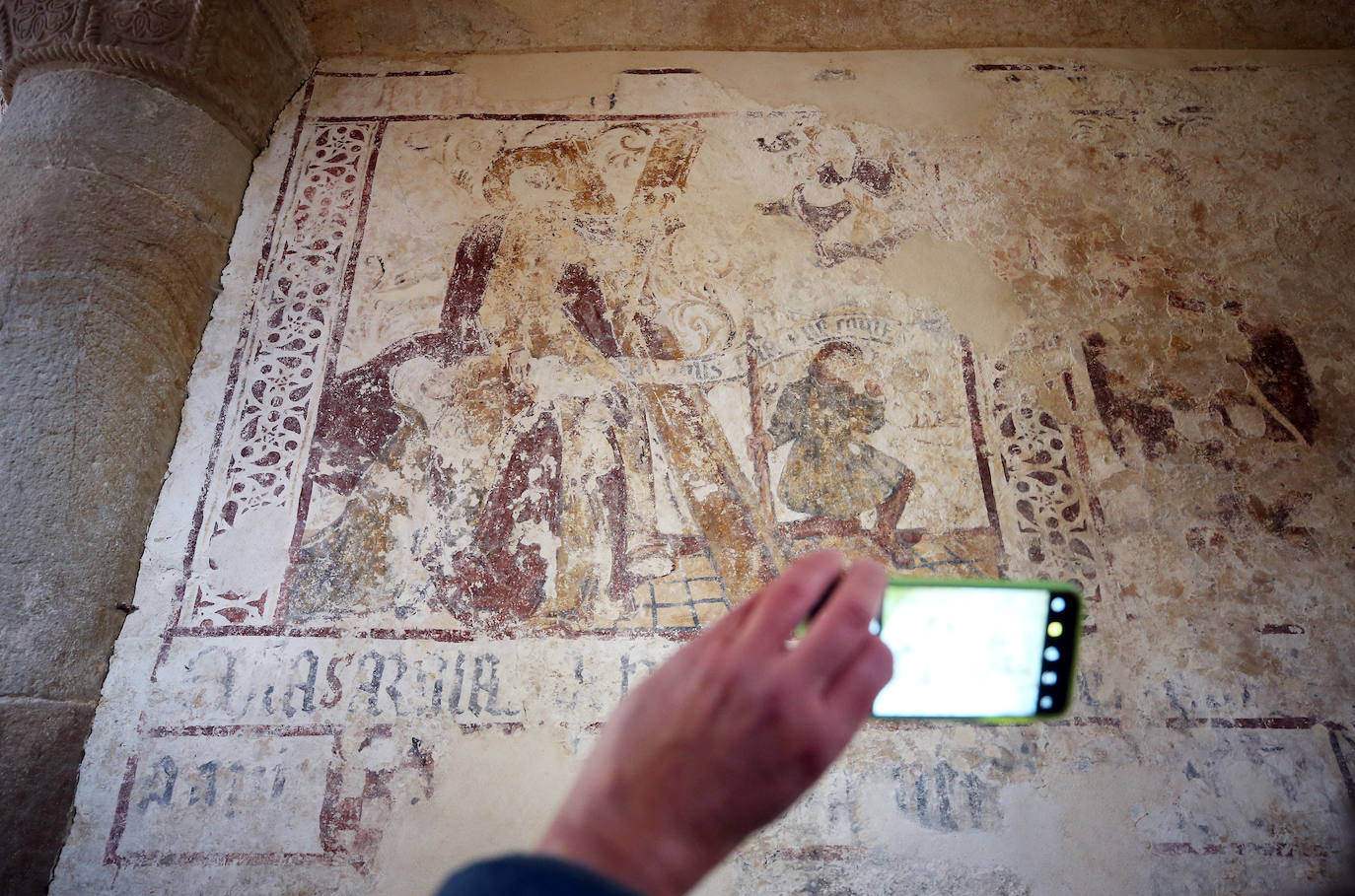 La consejera de Cultura anuncia que tras solucionar la estanqueidad del templo «solo tendríamos que realizar el mantenimiento normal». Junto a ella, el director general de Patrimonio, Pablo León y el alcalde de Oviedo, Alfredo Canteli.