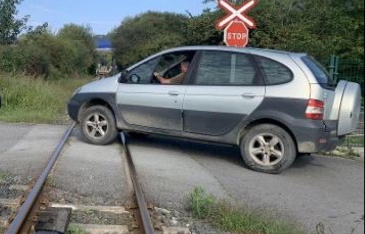 Paso a nivel que se suprimirá en Bustio, dentro del plan de Adif. 