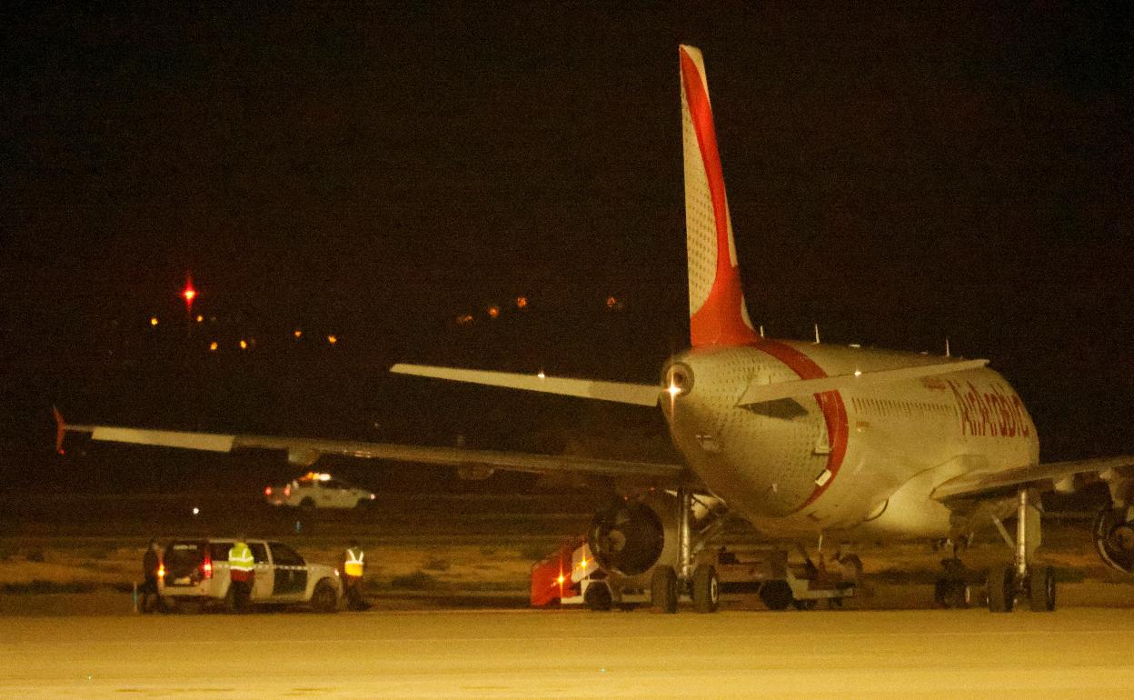 Imagen del avión donde sucedió el incidente en el aeropuerto de Palma de Mallorca.