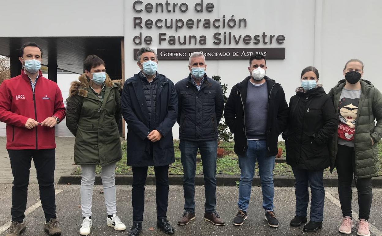 El consejero de Medio Rural y Cohesión Territorial, Alejandro Calvo, acompañado por el director general del Medio Natural y Planificación Rural, David Villar, y por el alcalde de Sobrescobio, Marcelino Martínez, han visitado hoy las instalaciones. 