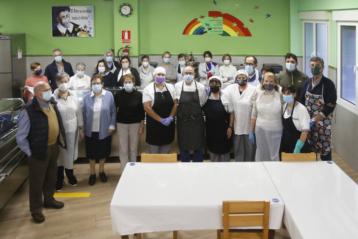 Tras más de un año y medio sin poder prestar este servicio, la Cocina Económica abre sus puertas de nuevo. El menú de hoy: lentejas y carne guisada.