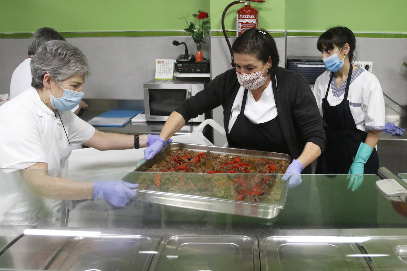 Tras más de un año y medio sin poder prestar este servicio, la Cocina Económica abre sus puertas de nuevo. El menú de hoy: lentejas y carne guisada.