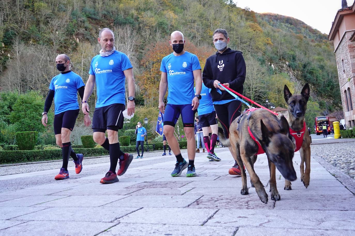 Partiendo del cuartel ovetense de Buenavista a las cinco de la mañana, un total de 18 agentes recorrieron los 84 kilómetros que separan la capital asturiana del Real Sitio mediante relevos de dos personas cada 10 kilómetros. 