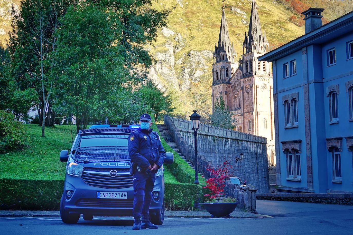 Partiendo del cuartel ovetense de Buenavista a las cinco de la mañana, un total de 18 agentes recorrieron los 84 kilómetros que separan la capital asturiana del Real Sitio mediante relevos de dos personas cada 10 kilómetros. 