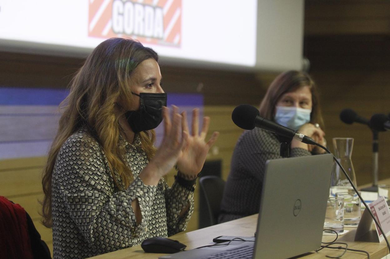 Soraya Calvo y Goretti Avello, en la jornada en la Escuela de Comercio sobre violencia de género en jóvenes. 