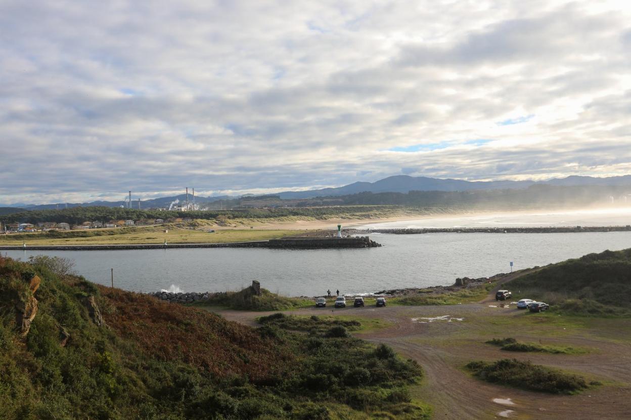 La entrada al puerto, con la playa de San Juan y Salinas detrás del dique. 