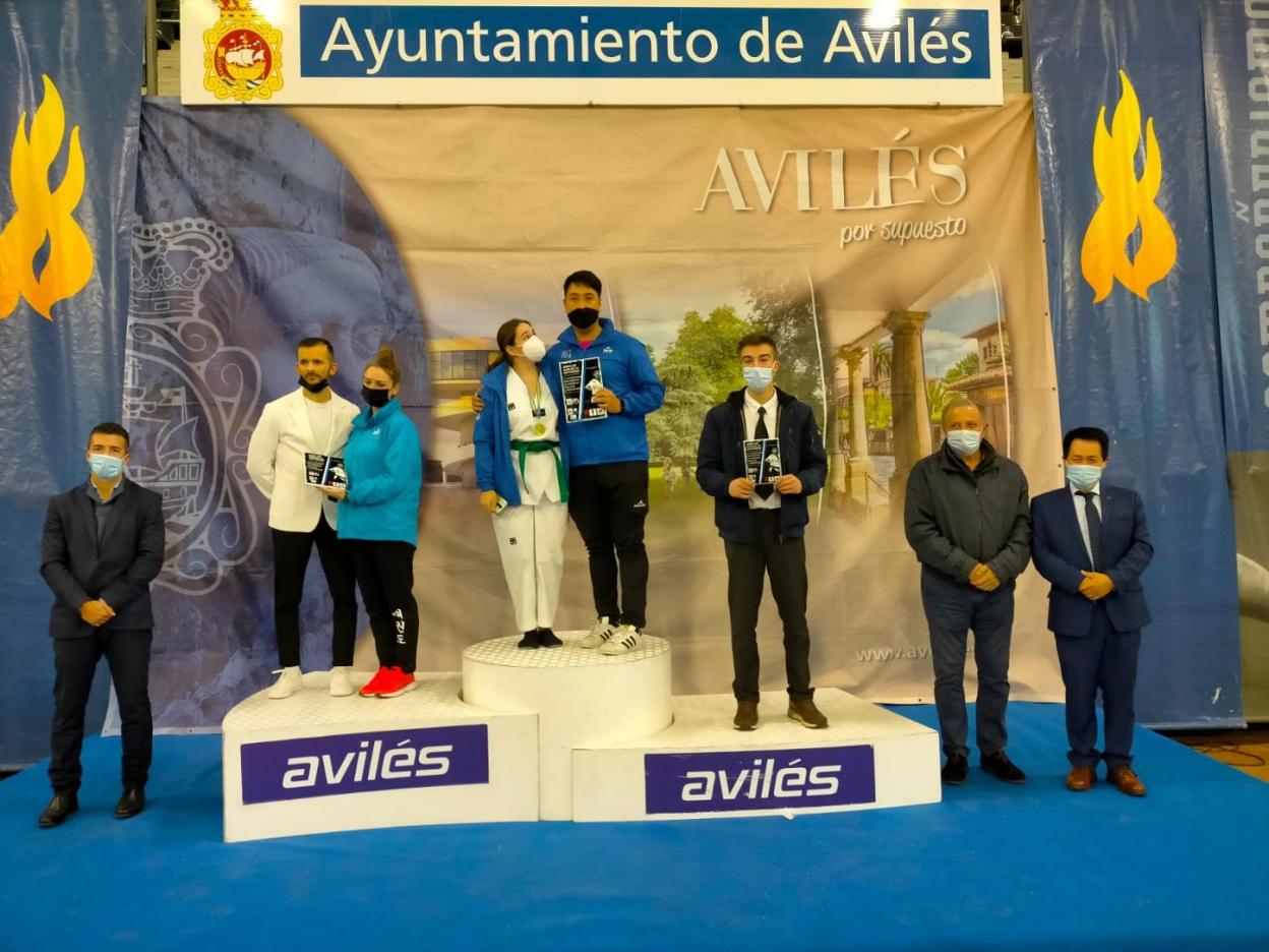 Podio de la general infantil y promoción con el Seo en lo más alto. 