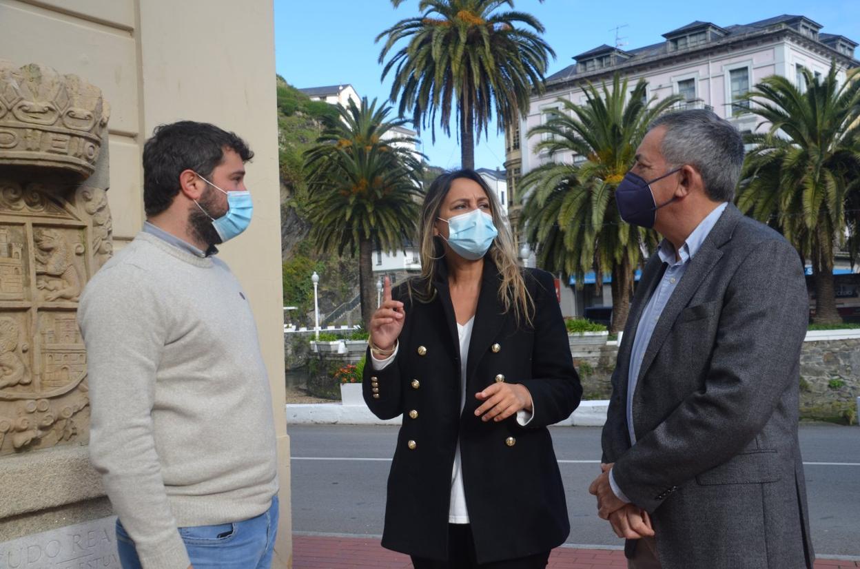 Óscar Pérez, Rita Camblor y Manuel Calvo en Luarca. 