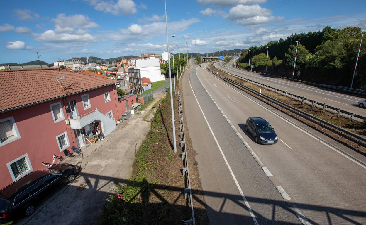 La autovía AI-81, flanqueada de viviendas a su paso por la parroquia de Trasona, en Corvera. 