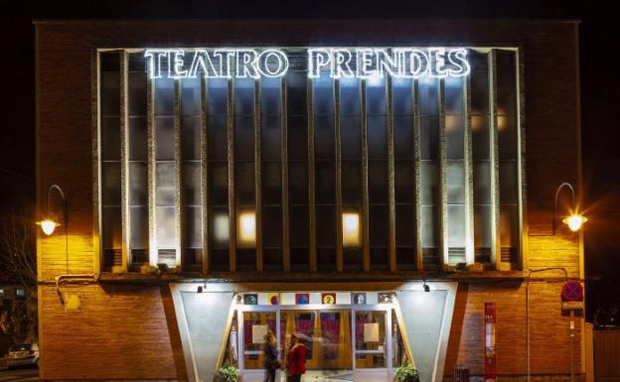 La fachada del teatro Prendes.