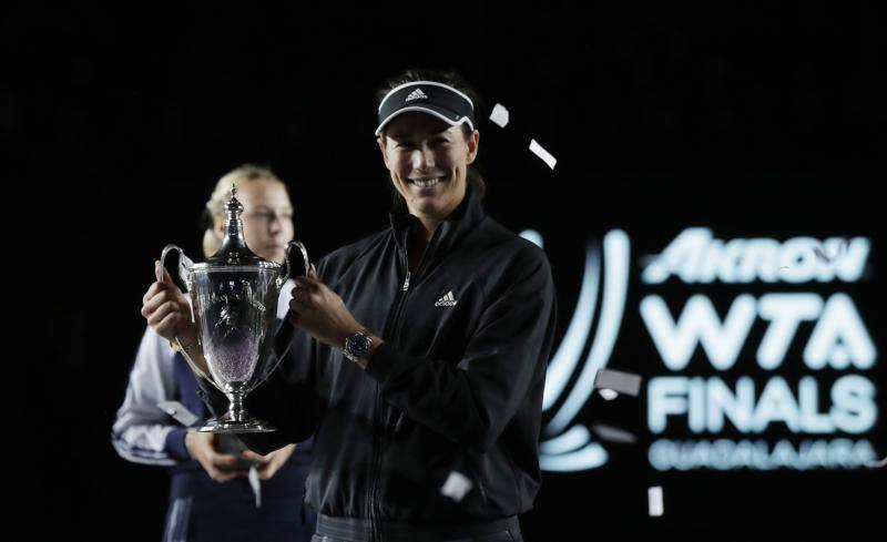 Garbiñe Muguruza celebra el triunfo de maestra. 