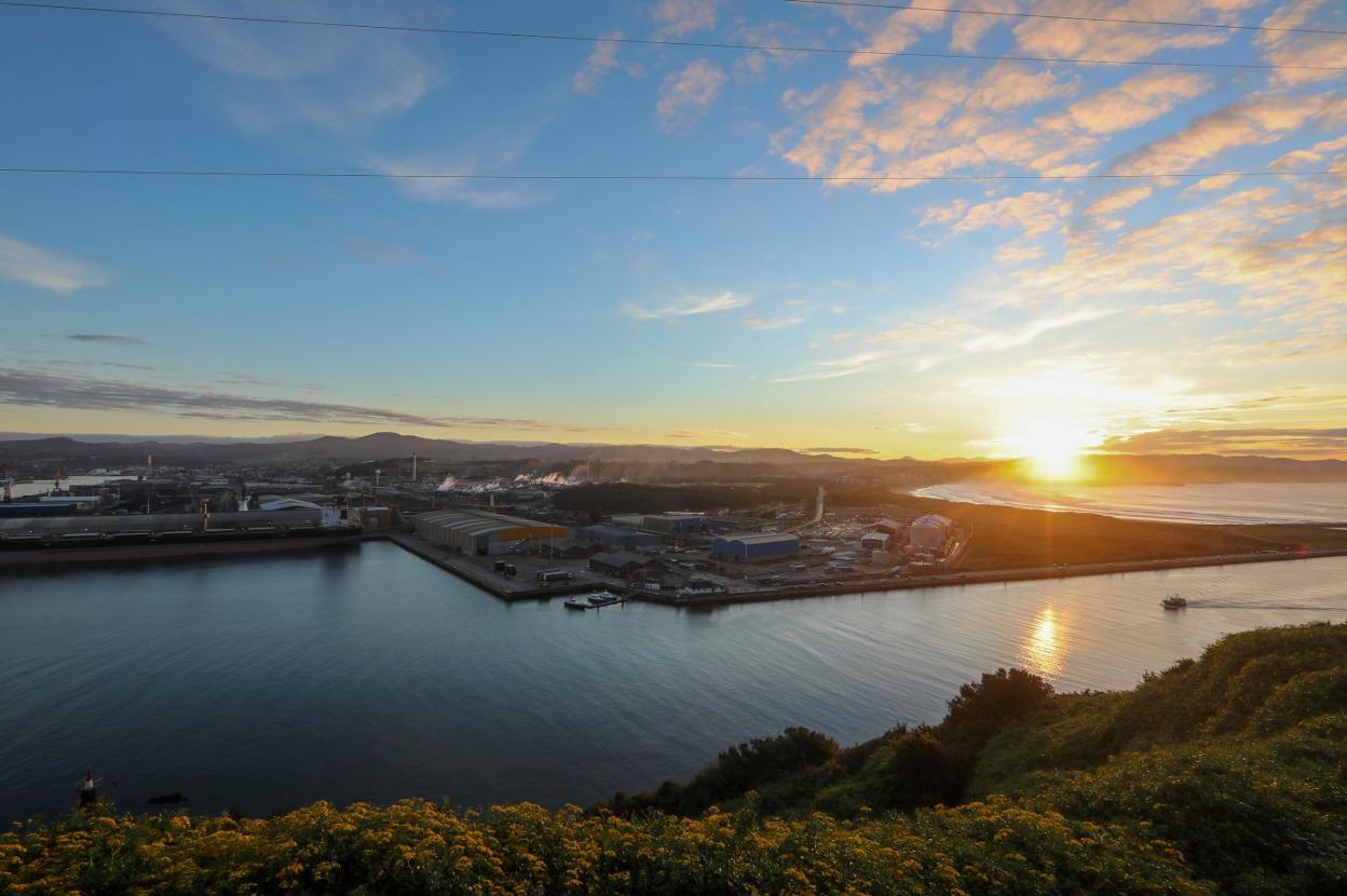 El espigón y los muelles de Raíces y San Juan con la playa de Salinas detrás. 