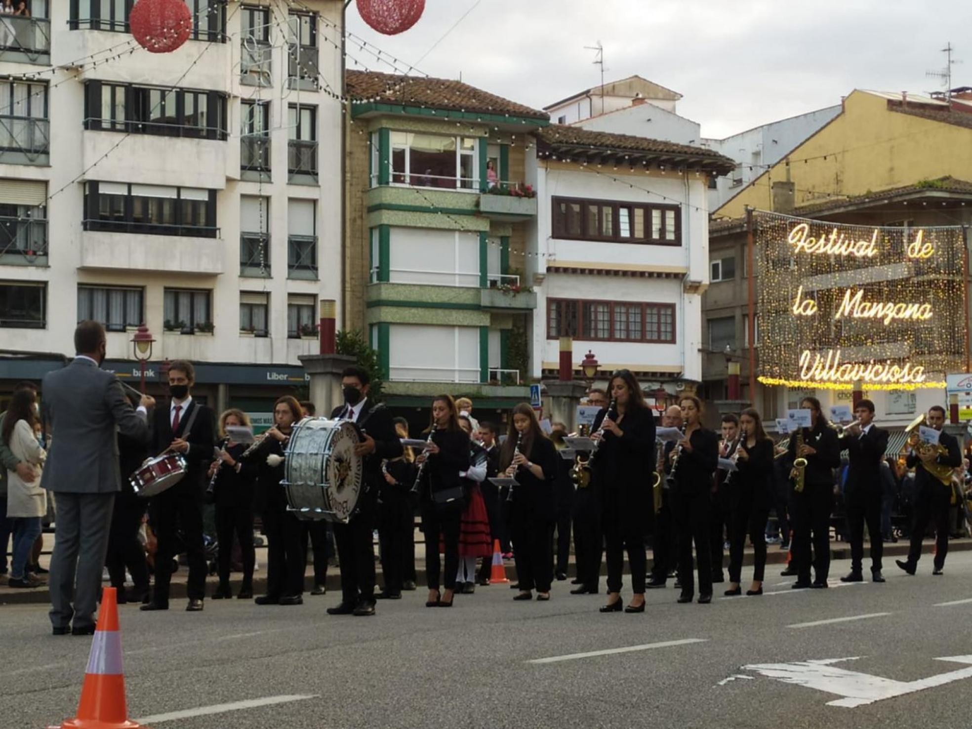 Toño Fernández dirige a los músicos durante el Festival de la Manzana de este año. 