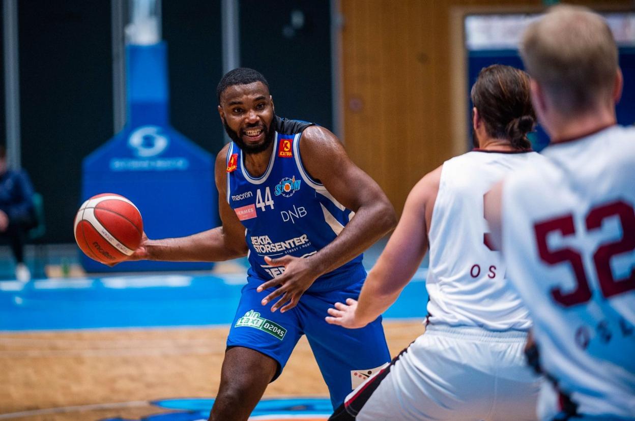 Elichi, durante un encuentro de la pasada temporada con el conjunto noruego del Tromso Storm. 