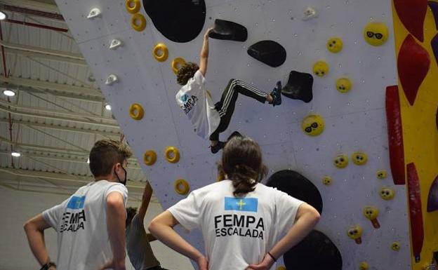 La Selección Asturiana de jóvenes escaladores estrena el nuevo centro Climbat