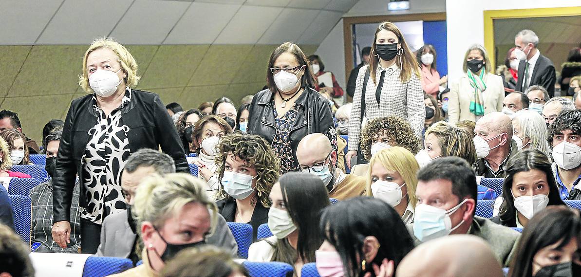 La científica Rosa Menéndez entra en el salón de actos, seguida del resto de autoridades.