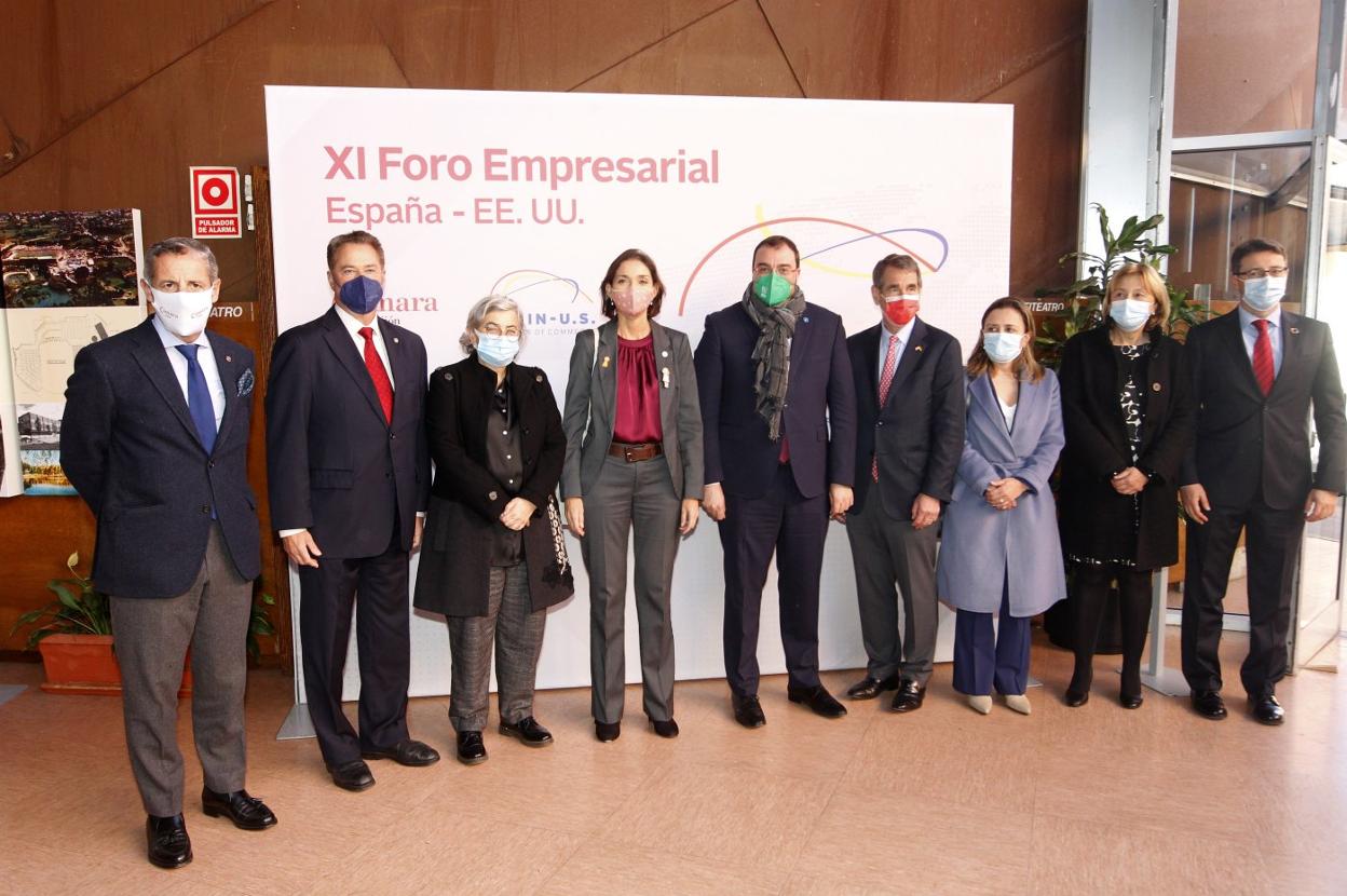 Pedro López Ferrer, Félix Baragaño, Ana González, Reyes Maroto, Adrián Barbón, Alan Solomon, María Calvo, Delia Losa y Enrique Fernández, al término del acto. 