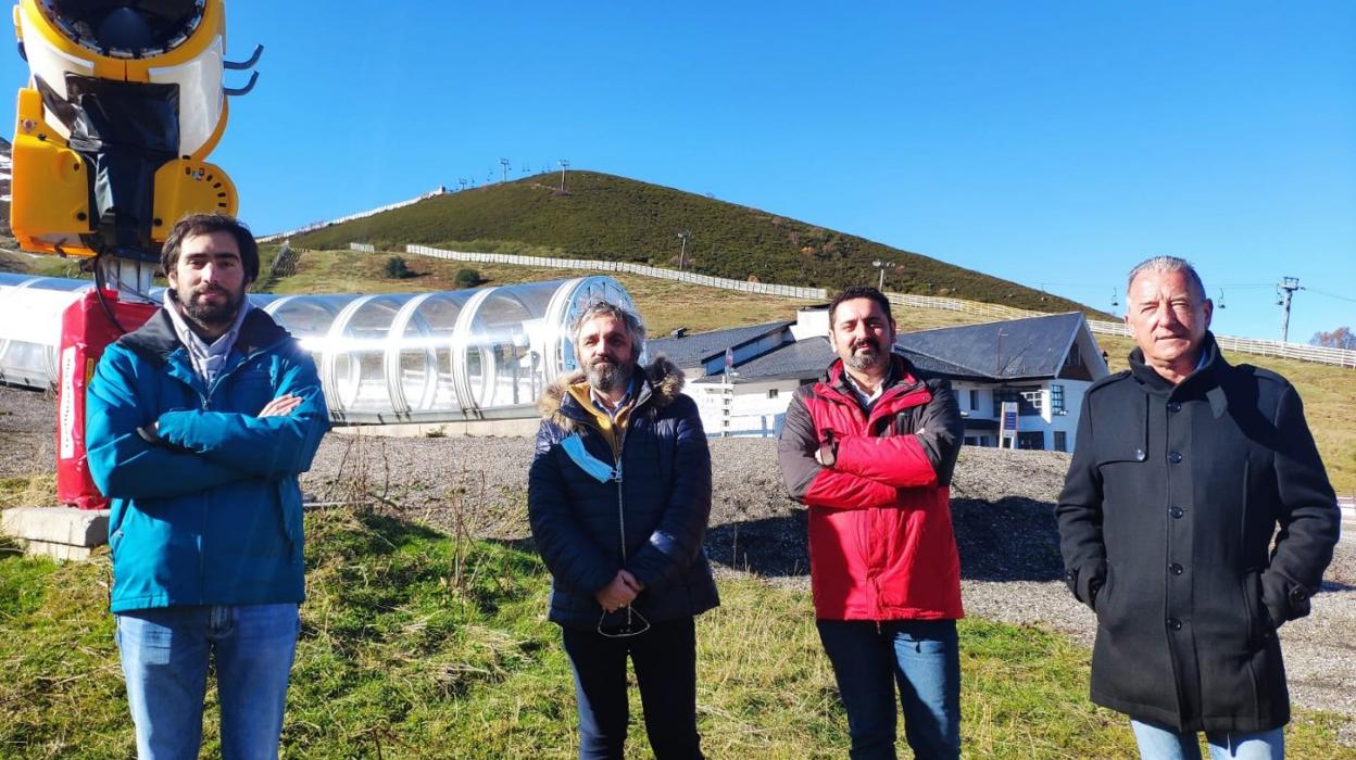 Felgueres (derecha), con representates del PP de la comarca. 