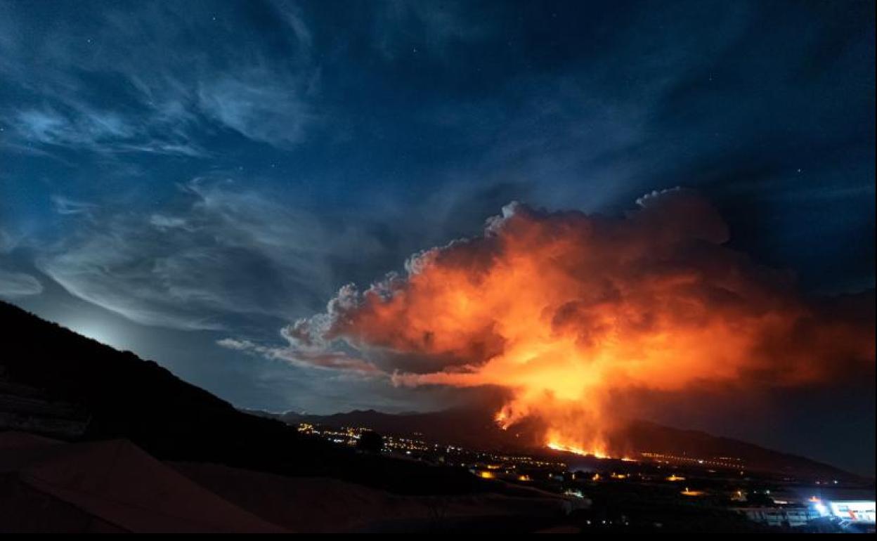 El volcán Cumbre Vieja sigue expulsando lava. 