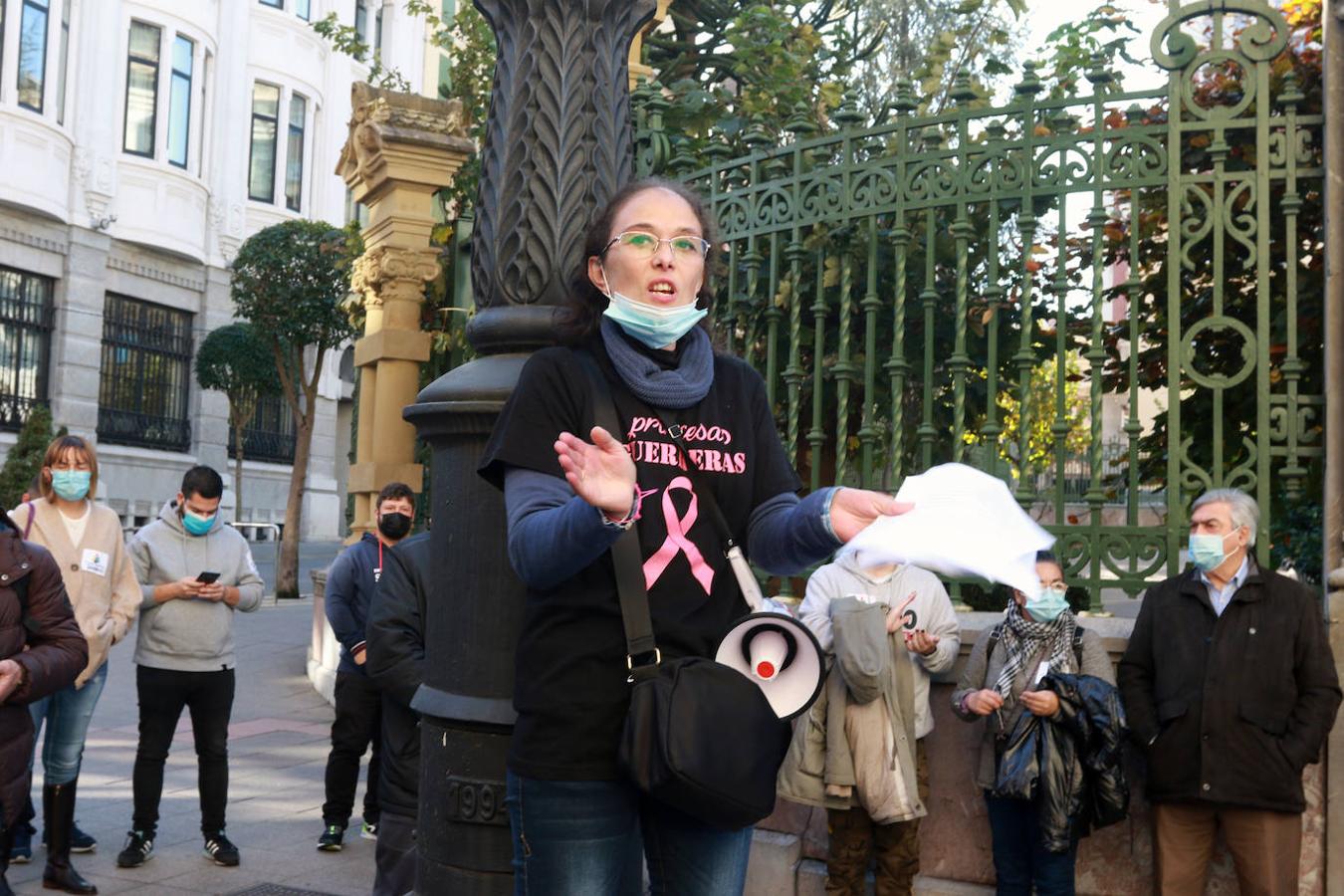 Centenares de vecinos del Occidente de Asturias se han movilizado este sábado en Oviedo para demandar más personal sanitario para el área sanitaria dependiente del Hospital comarcal de Jarrio. Han reclamado una sanidad «pública, digna y de calidad».