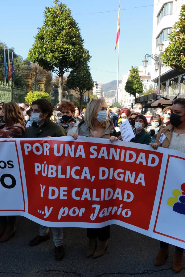 Centenares de vecinos del Occidente de Asturias se han movilizado este sábado en Oviedo para demandar más personal sanitario para el área sanitaria dependiente del Hospital comarcal de Jarrio. Han reclamado una sanidad «pública, digna y de calidad».