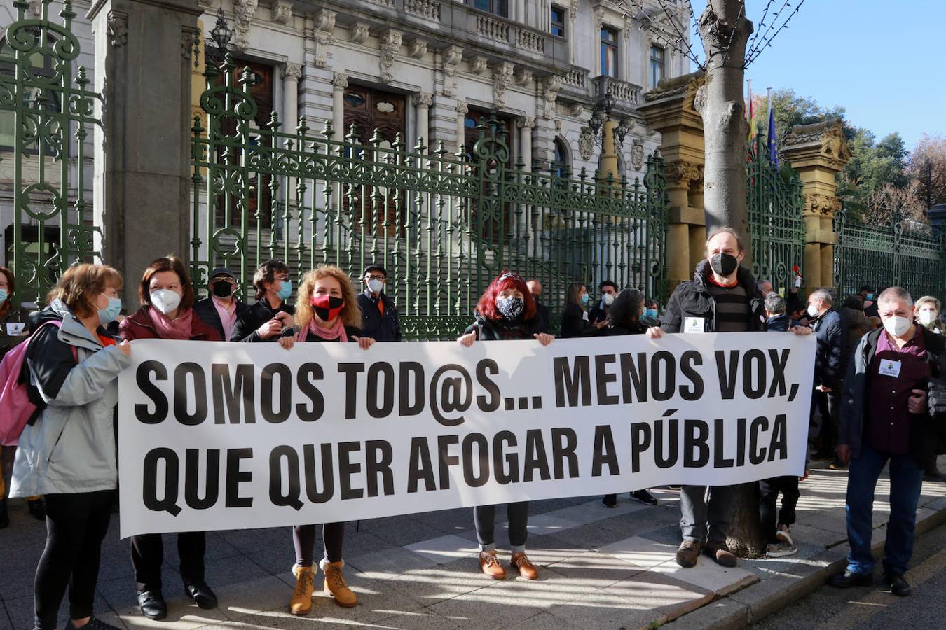 Centenares de vecinos del Occidente de Asturias se han movilizado este sábado en Oviedo para demandar más personal sanitario para el área sanitaria dependiente del Hospital comarcal de Jarrio. Han reclamado una sanidad «pública, digna y de calidad».