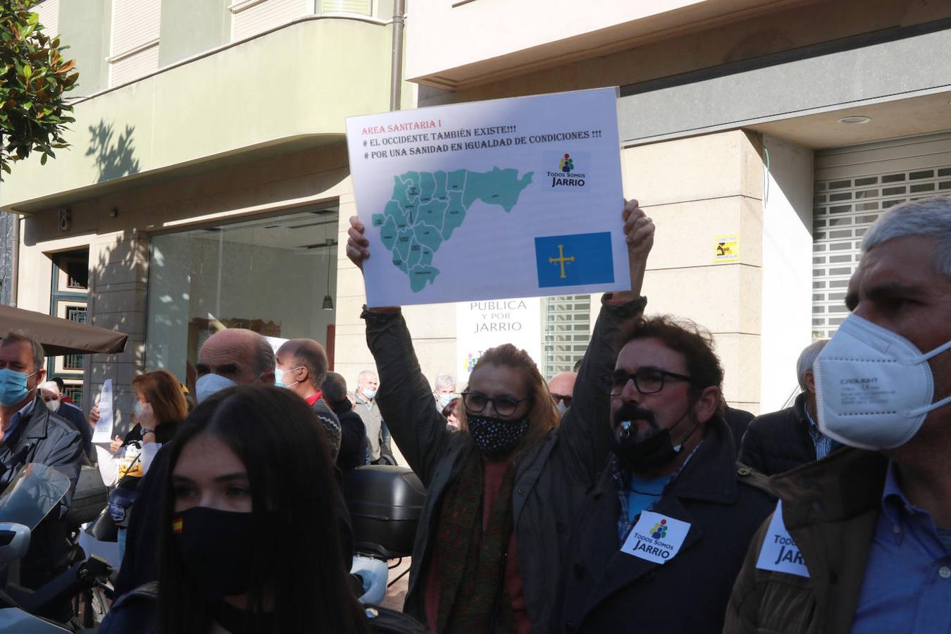 Centenares de vecinos del Occidente de Asturias se han movilizado este sábado en Oviedo para demandar más personal sanitario para el área sanitaria dependiente del Hospital comarcal de Jarrio. Han reclamado una sanidad «pública, digna y de calidad».