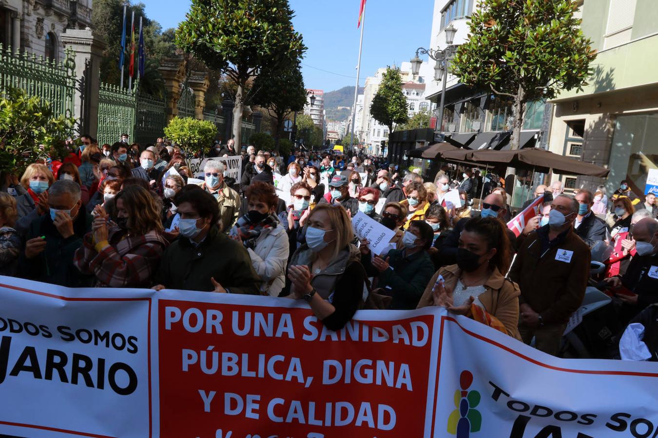 Centenares de vecinos del Occidente de Asturias se han movilizado este sábado en Oviedo para demandar más personal sanitario para el área sanitaria dependiente del Hospital comarcal de Jarrio. Han reclamado una sanidad «pública, digna y de calidad».