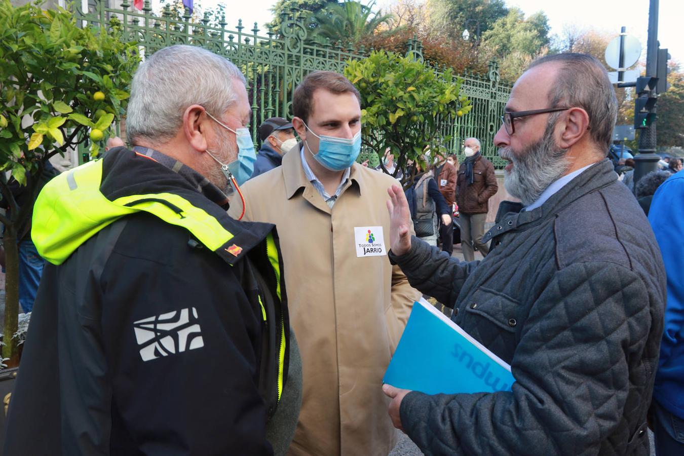 Centenares de vecinos del Occidente de Asturias se han movilizado este sábado en Oviedo para demandar más personal sanitario para el área sanitaria dependiente del Hospital comarcal de Jarrio. Han reclamado una sanidad «pública, digna y de calidad».