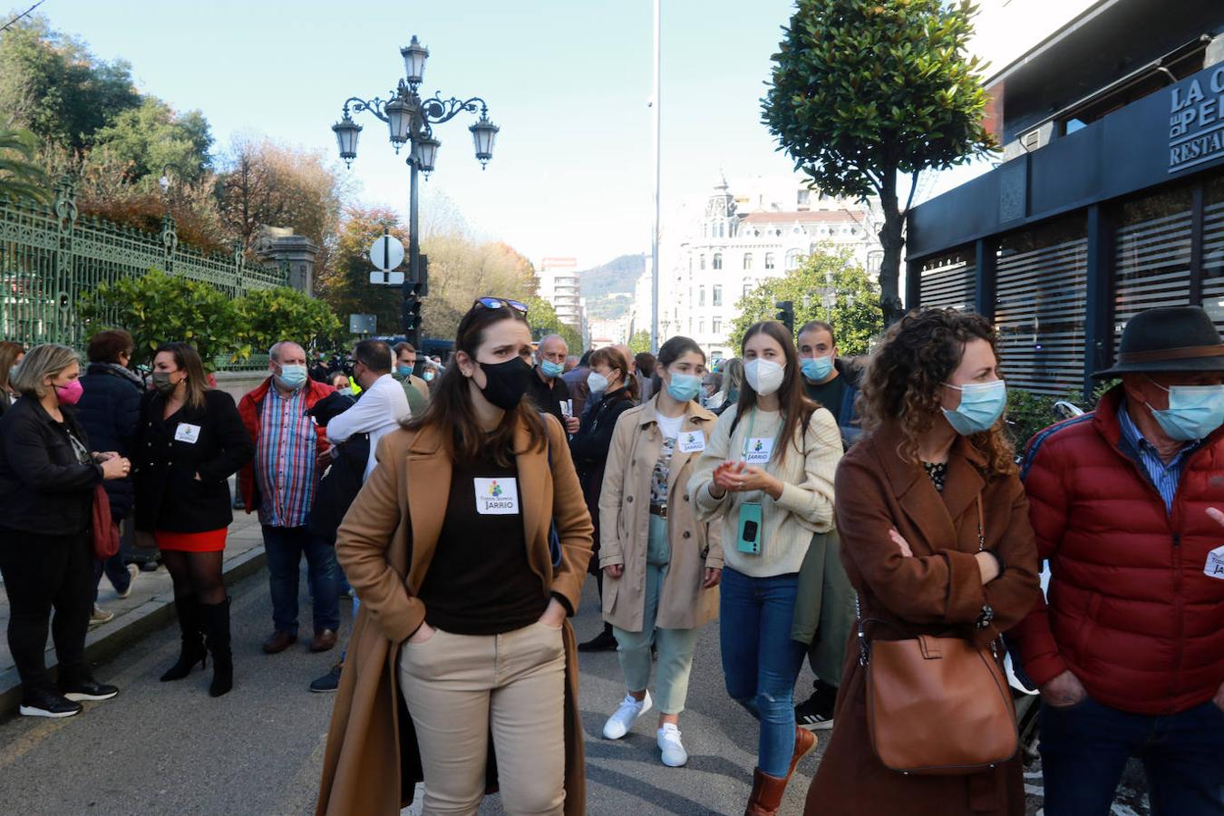 Centenares de vecinos del Occidente de Asturias se han movilizado este sábado en Oviedo para demandar más personal sanitario para el área sanitaria dependiente del Hospital comarcal de Jarrio. Han reclamado una sanidad «pública, digna y de calidad».