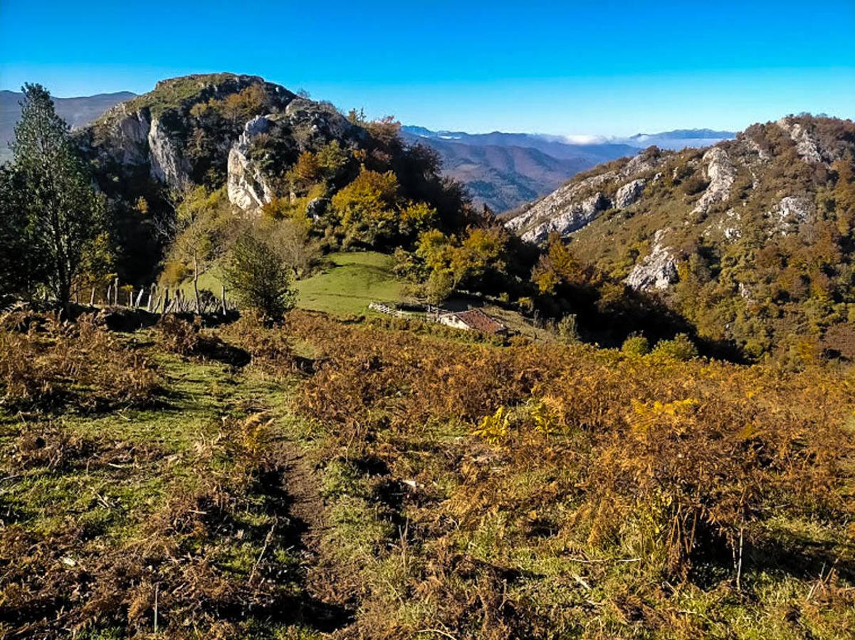 Picu Mato y Peña Traveseo desde la Cuariza, al fondo el Gamoniteiru.