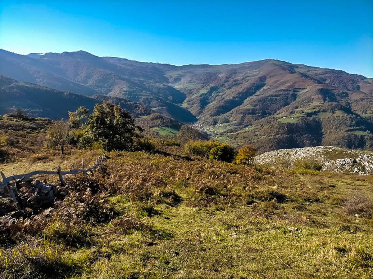 Vistas a la antigua explotación minera a cielo abierto de Coto Bello desde Prau Castro.